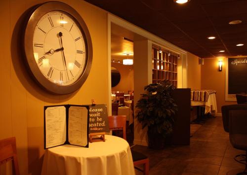吉姆索普马卡罗索灯笼汽车旅馆的餐厅的墙上挂着一张桌子的钟