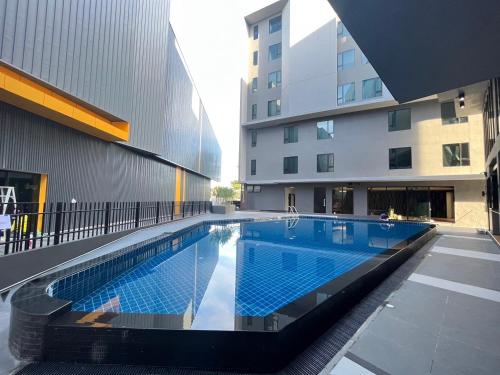 乌隆他尼9D City & 9D Express Hotel的一座建筑物中央的游泳池