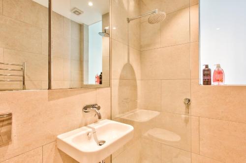 悉尼Astounding 3 Bedroom House Surry Hills 2 E-Bikes Included的一间带水槽和淋浴的浴室