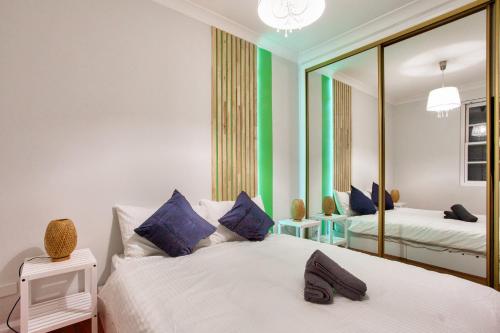 悉尼City Center 2 Bedroom House Pyrmont 2 E-Bikes Included的一间卧室配有两张床和镜子