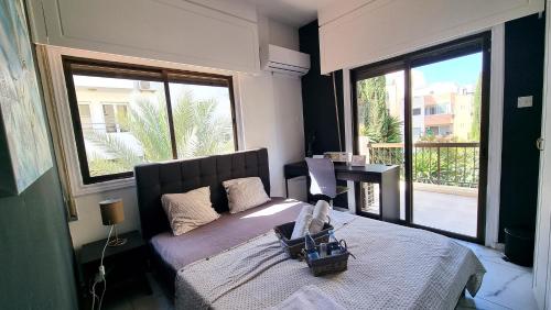 拉纳卡Cozy Beach Apt / Near Airport + 100Mbit internet + Netflix的一间卧室设有一张床和一个大窗户