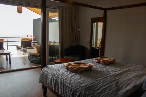 帕罗林COCO CABANA的一间卧室配有一张床,上面有两条毛巾