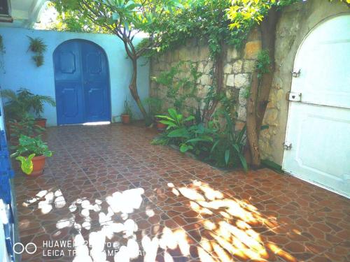 马哈赞加La villa flamboyant的砖砌庭院房子的蓝色门
