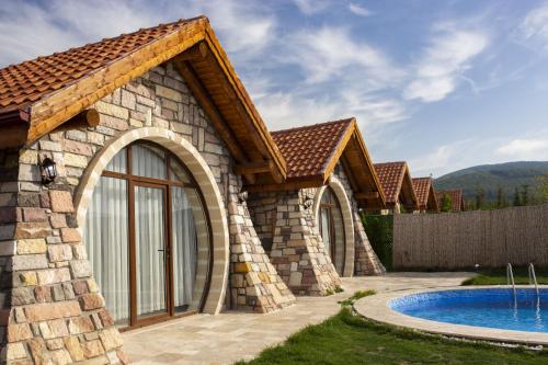 İznikAmazing Stone House with Private Pool in Iznik的石头房子,设有游泳池和围栏