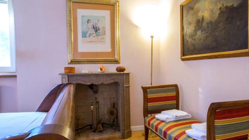 波滕扎皮切纳Villa Deliziosa - Homelike Villas的一间卧室设有一张床和一个壁炉