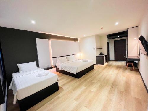 乌隆他尼9D City & 9D Express Hotel的酒店客房设有两张床和电视。