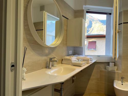 特伦托Nest & Relax的一间带水槽和镜子的浴室