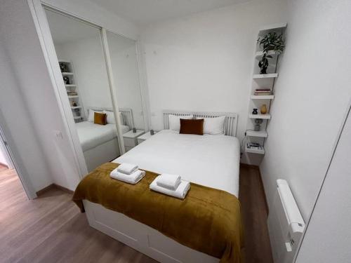 马德里Nice apartment on street level in Vallecas. PNu的一间卧室配有一张床,上面有两条毛巾