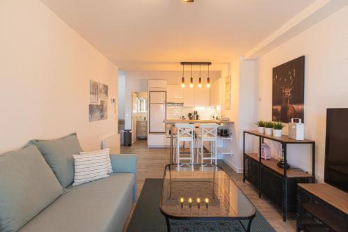 塞拉内华达Suite Avalanch的客厅配有沙发和桌子
