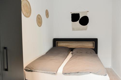 埃尔姆斯霍恩Homaris Apartments Elmshorn的白色客房的一张床位,配有两个枕头