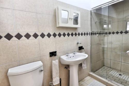 圣卢西亚Manzini Chalet 39的浴室配有卫生间、盥洗盆和淋浴。