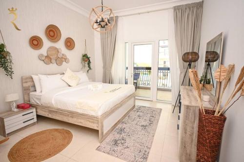 阿布扎比Yas Natura Bliss 1BR Apartment的一间白色卧室,配有床和阳台