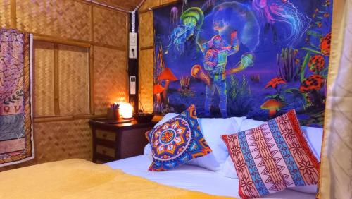 春蓬巴赫瑞安青旅的一间卧室配有一张壁画床