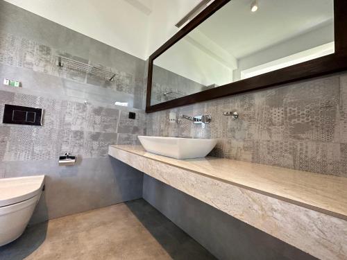 韦利格默Mzion Hotel Weligama的一间带水槽和卫生间的浴室