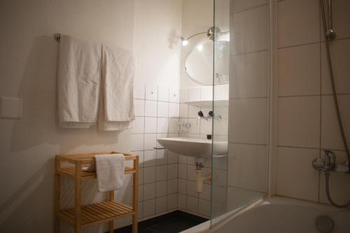 马里克斯Hotel Malixerhof的带淋浴、盥洗盆和浴缸的浴室
