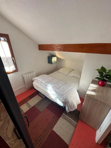 德沃吕伊Appartement de 32m² au cœur de la Joue du Loup的一间小卧室,配有床和窗户