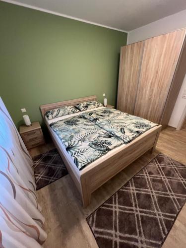尼德根Ferienhaus im Wiesental的卧室设有一张位于绿色墙壁上的床铺