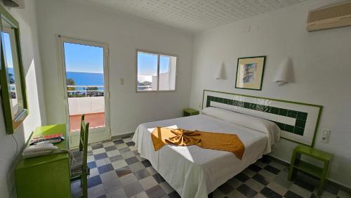 莫哈卡尔艾尔庞塔佐1号酒店的一间带大床的卧室和一个阳台