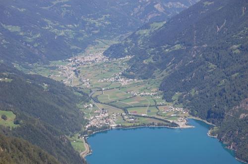 乐普斯B&B Alpina的享有高山湖泊的空中景致