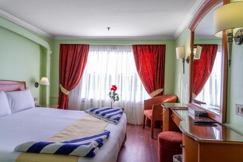 Nag` NaqshaMonte Carlo的酒店客房设有床和窗户。