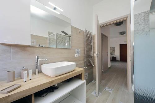 菲乌米奇诺Esperienza di Lusso Vicino all'Aeroporto - Ampio, Luminoso e Self Check-in的浴室配有白色水槽和淋浴。