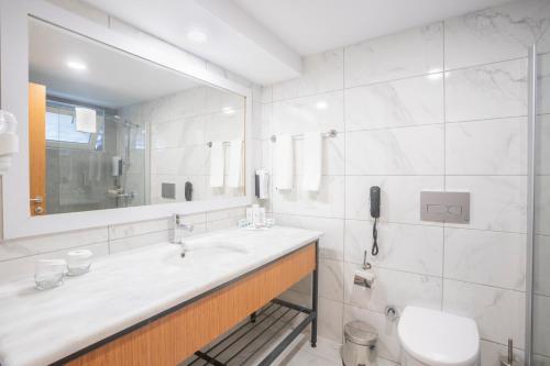 马纳夫加特Master Family Club的一间带水槽、卫生间和镜子的浴室