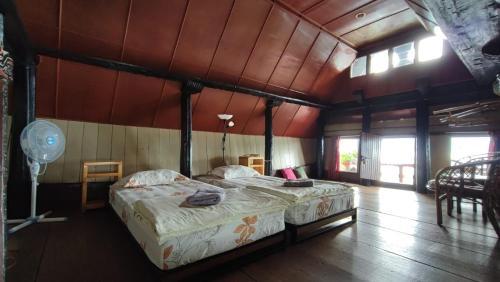 图克图克罗姆兰旅馆的一间卧室,配有两张床