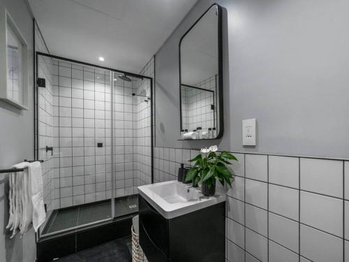 开普敦Luxury City Living - 1 Bedroom with balcony的白色的浴室设有水槽和镜子