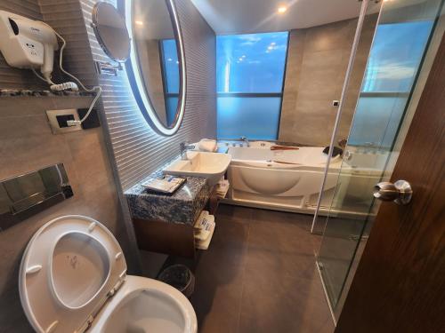 库克斯巴扎Hotel Windy Terrace的浴室配有卫生间、盥洗盆和浴缸。