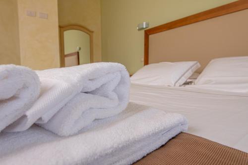 卡帕尔比奥Resort Capalbio的床上的一大堆毛巾