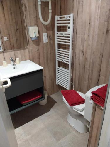 卡奥尔让二十二世酒店的浴室配有白色水槽和卫生间。
