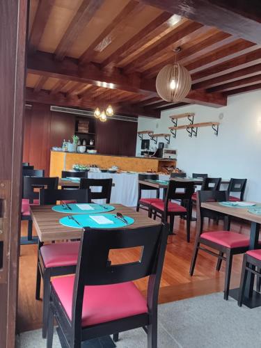 RendufeQuinta do Esquilo - Hotel Rural的用餐室配有木桌和椅子