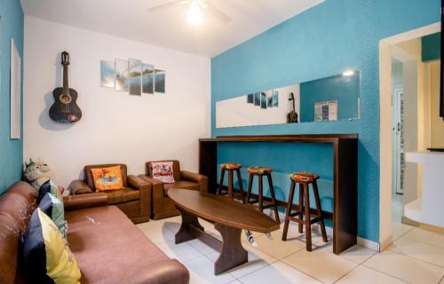 乌巴图巴Ubatuba Wild Hostel的客厅配有沙发和桌子