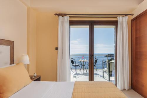 塞沃塔斯美拉尔达海岸公寓的一间卧室配有一张床,享有海景