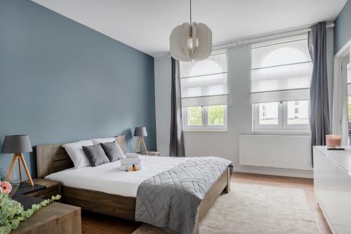 布鲁塞尔Evere EU Residence的一间卧室设有一张床和两个窗户。