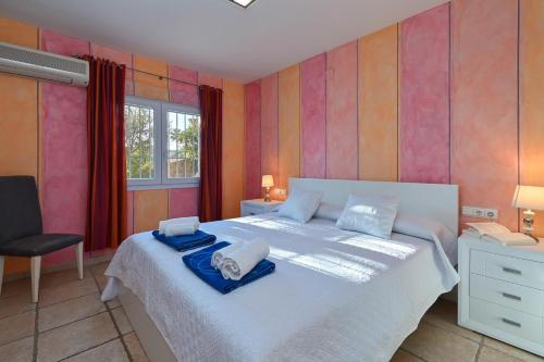 哈维亚Villa Jarmila的一间卧室配有一张大床和毛巾