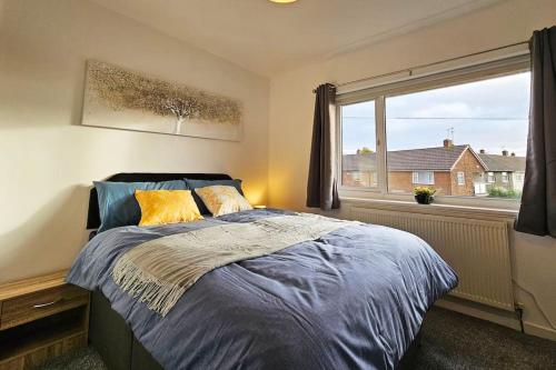 Little Hulton, Manchester的一间卧室设有一张床和一个大窗户