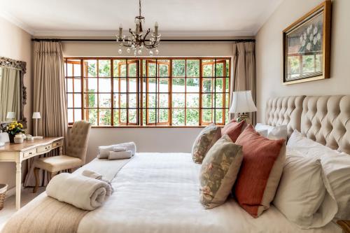 开普敦Hillingdale on Alexandra的一间卧室设有一张大床和大窗户