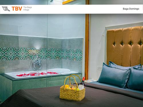巴加The Baga Domingo-TBV的带浴缸的浴室和一篮水果(桌子上)