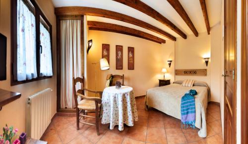 蒙特霍-德拉谢拉Casa Rural Fuente del Arca Montejo的卧室配有一张床和一张桌子