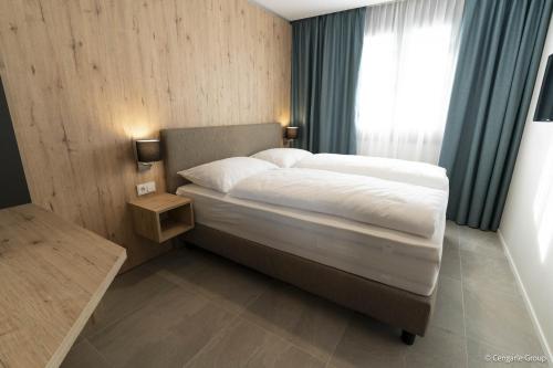 特雷芬Bergresort Gerlitzen by ALPS RESORTS的一间卧室设有一张大床和窗户