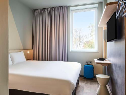 埃皮纳勒埃皮纳勒伊塔普酒店的酒店客房设有床和窗户。