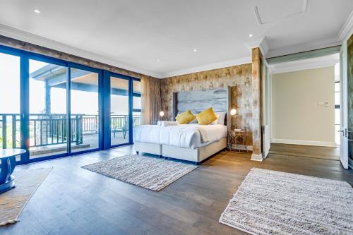 巴利托Phezulu Villas 2, Zimbali Estate的一间卧室设有一张床和一个阳台