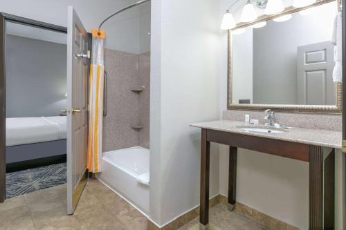 塔尔萨塔尔萨机场/博览广场拉金塔旅馆&套房酒店的一间带水槽、淋浴和镜子的浴室