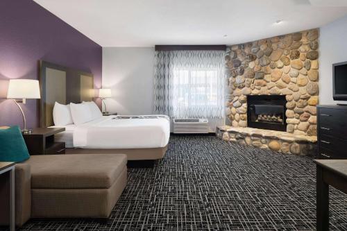 波卡特洛波卡特洛拉昆塔酒店 的酒店客房配有一张床和一个壁炉。