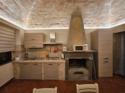 塔尔奎尼亚Doremisia的厨房设有壁炉,配有微波炉。