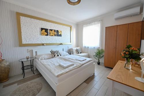 埃格尔BellaVista 1 Apartman的卧室配有一张白色大床