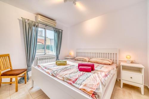阿尔库迪亚Casa Kerchner的一间卧室配有一张带两个枕头的床