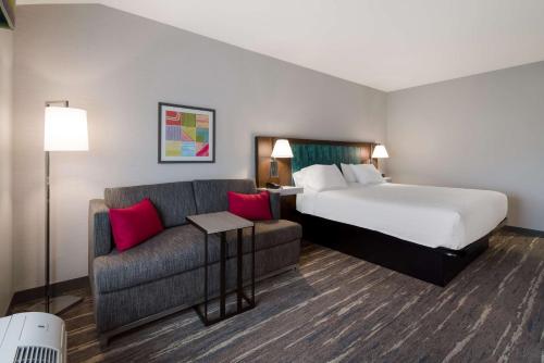 康科德Hampton Inn Concord的酒店客房,配有床和沙发