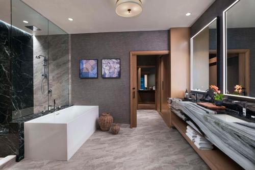 孔洛Hyatt Regency Conroe的一间带大浴缸和两个盥洗盆的浴室